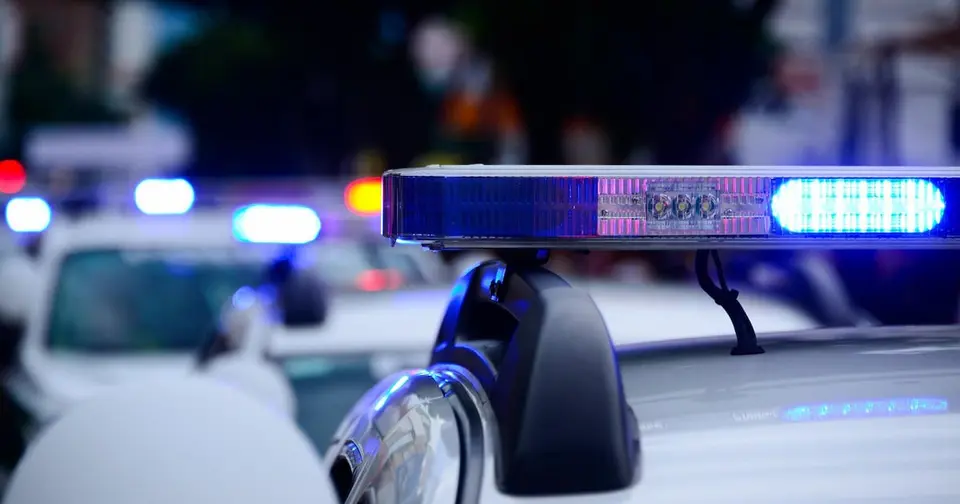 Hallan hombre asesinado a tiros en acera de Ponce