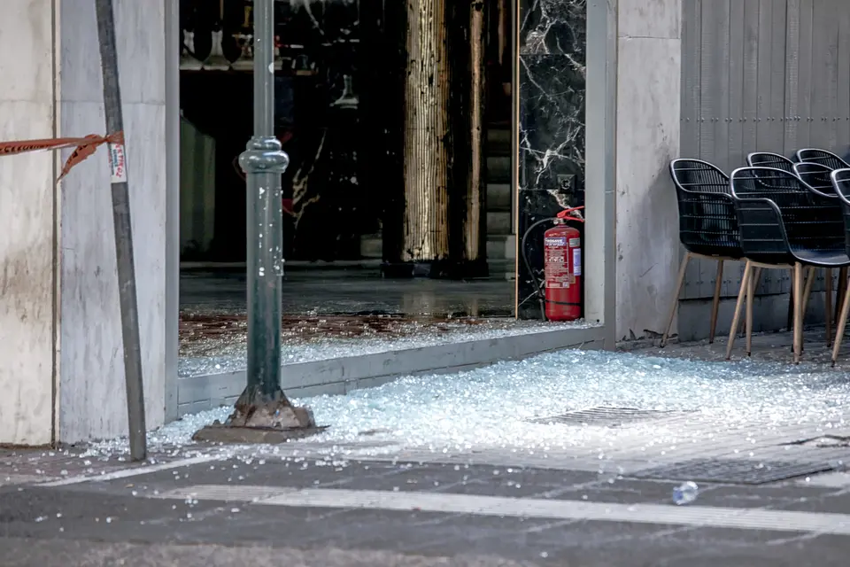 Διπλή επίθεση με χειροβομβίδες σε Αχαρνών και πλατεία Αμερικής – εντολή από φυλακισμένο;