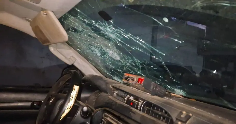 Multitud destruye patrulla policial y frustra segunda aprehensión por abuso sexual en Yapacaní