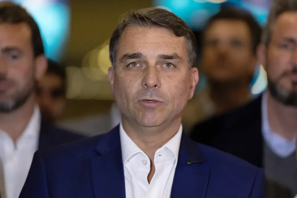 Flávio Bolsonaro investigated for money laundering and corruption linked to Dark Horse film