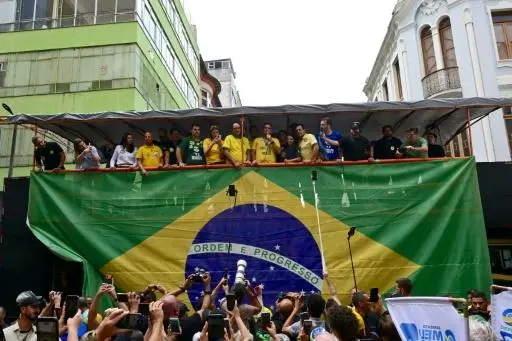 Flávio Bolsonaro investigado por corrupção e lavagem no financiamento de filme sobre o pai