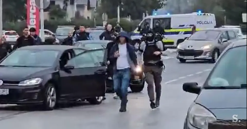 21-letnik ustrelil policista v komolec in pobegnil s službenim vozilom – prijet v Radovljici