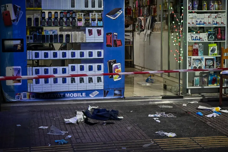 Three arrested for armed robbery at shop in Patissia
