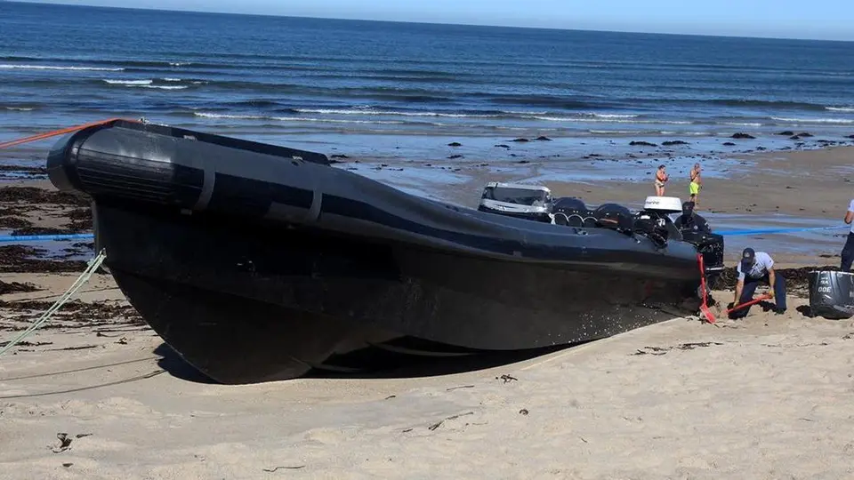 Tripulante de narcolancha encallada en Portugal hallado escondido en dunas