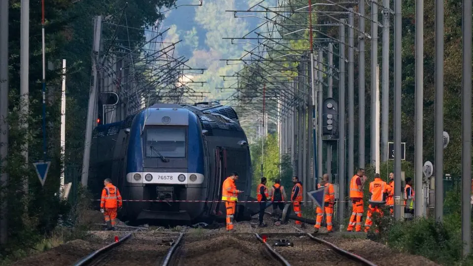 Déraillement d'un TER près de Rouen : un rail de 300 kg placé sur la voie, 44 blessés