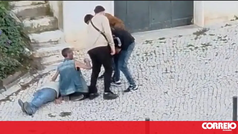 Dupla espanca tio e sobrinho por cigarro recusado em Lisboa e sai em liberdade