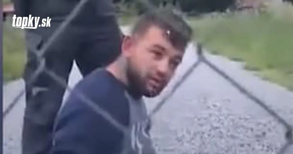 V Gelnici policajti zadržali 21-ročného muža, rodina hovorí o zlomenej nohe