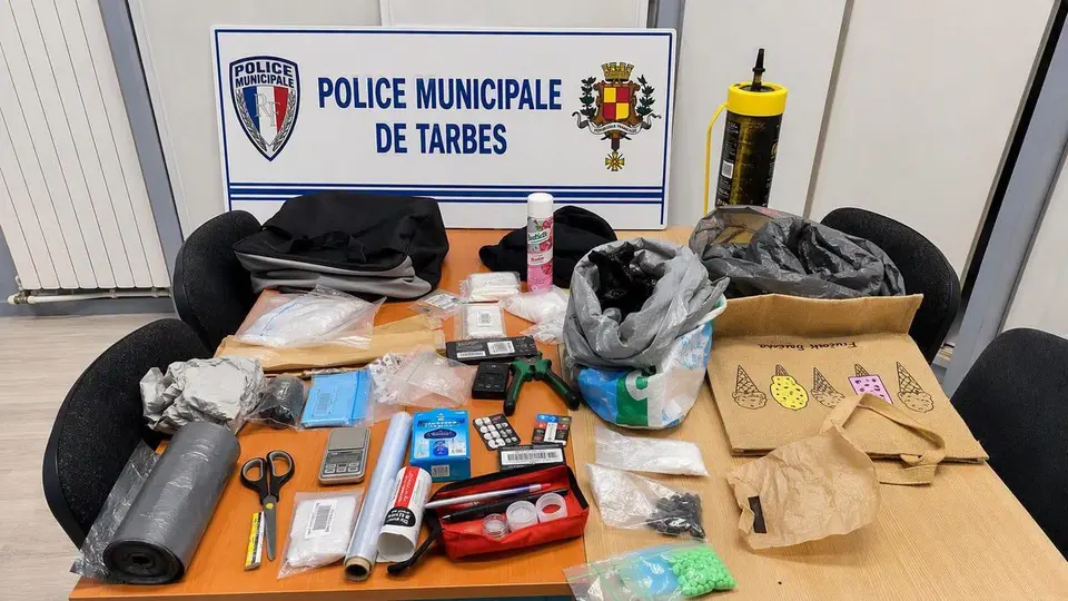 Tarbes : un homme fuit la police municipale et abandonne un sac rempli de drogues
