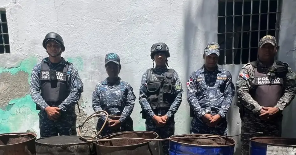 Campamento ilegal de ron adulterado desmantelado en Cabral, sector Los Botaos