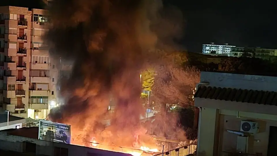 Arson attack in Palermo on car rental company: 11 vehicles destroyed