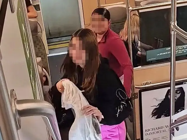 Teen girls assault elderly GO Train passengers in viral video, Metrolinx slammed