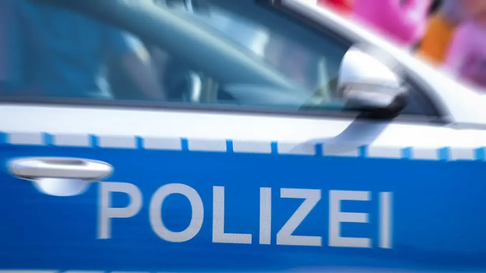 Bewaffneter Raub an Haltestelle in Bremen – Polizei sucht Opfer