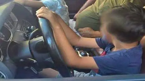 Neunjähriger steuert Audi Q7 durch Marseille – Vater festgenommen