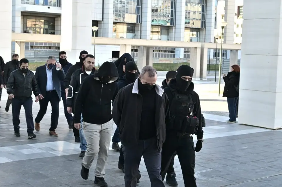 Αστυνομικοί επιχείρησαν να απομακρύνουν ανήλικα αδέλφια της «12χρονης του Κολωνού»