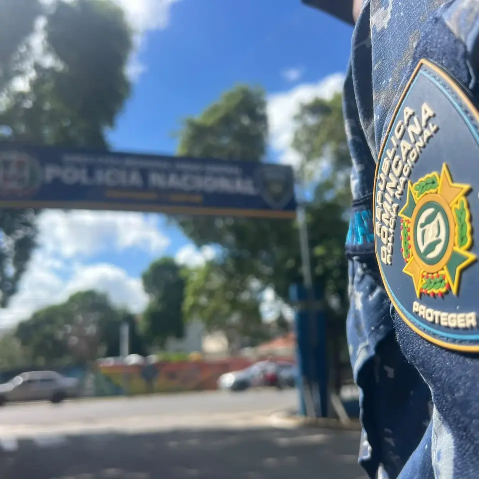 Policía de Santiago detiene a cinco personas y recupera vehículos robados