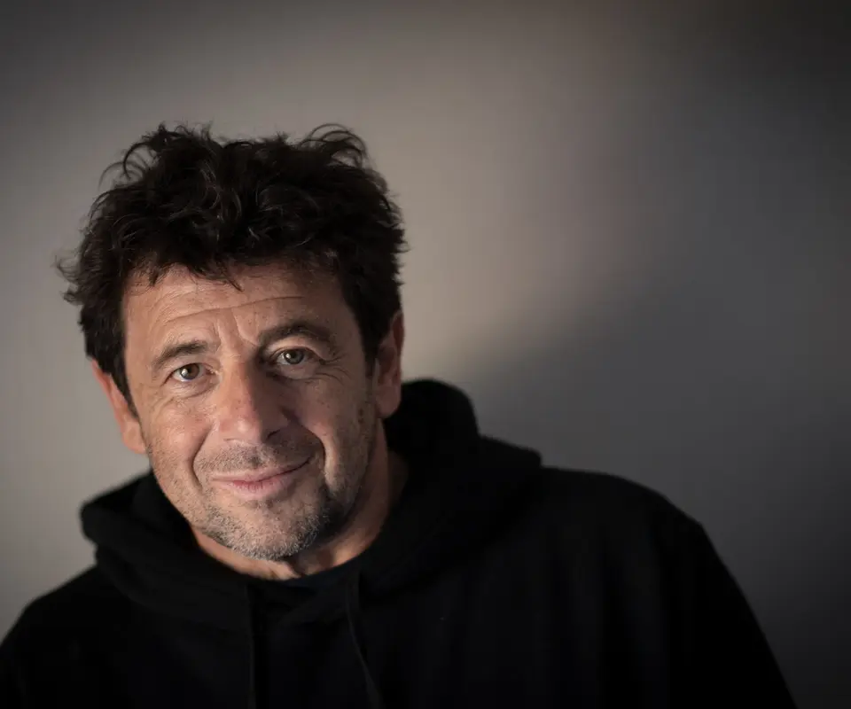 Chanteur français Patrick Bruel inculpé pour agressions sexuelles, évincère provisoire évitée