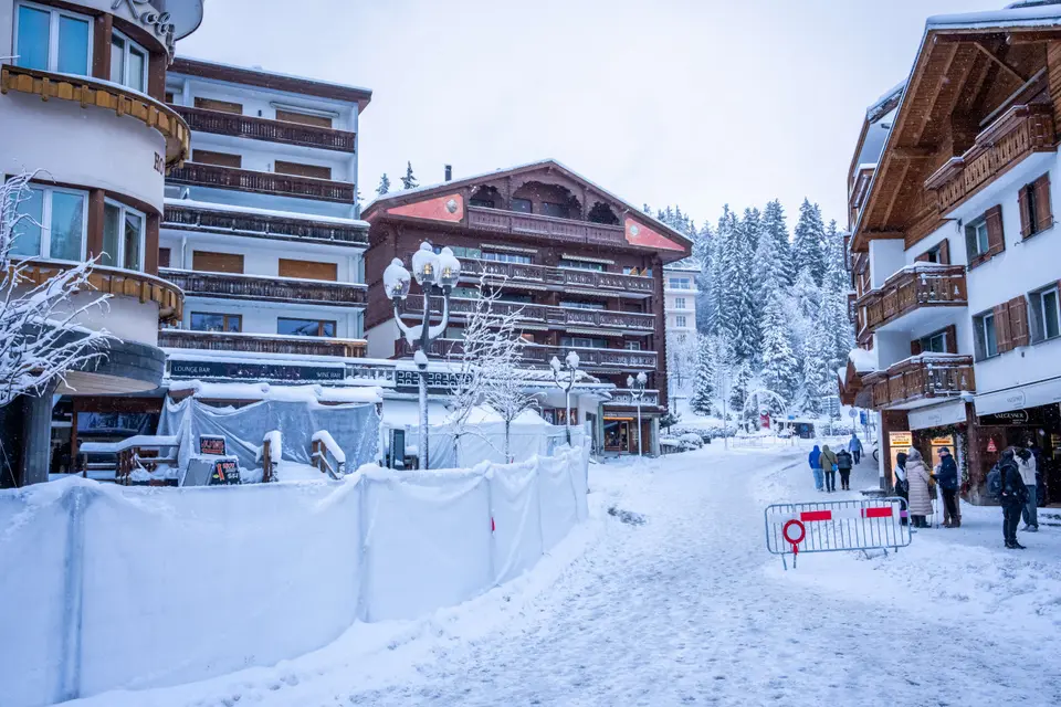 Les avocats des victimes de l'incendie de Crans-Montana réclament des charges plus lourdes