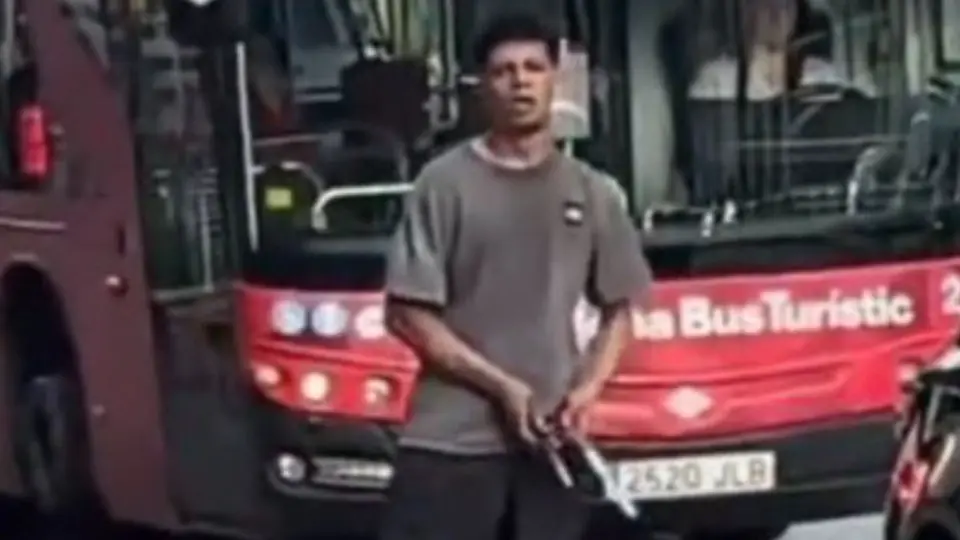 La Guardia Urbana desarma a un joven durante una pelea con cuchillos en el centro de Barcelona