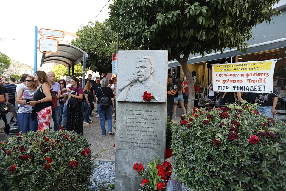 Κερατσίνι: πλήθος κόσμου στο μνημείο Φύσσα, 13 χρόνια μετά τη δολοφονία