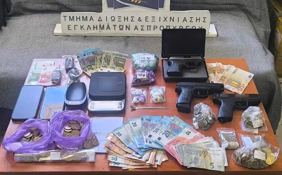 Σύλληψη 33χρονου στο Περιστέρι για ναρκωτικά, όπλο και πλαστά χαρτονομίσματα