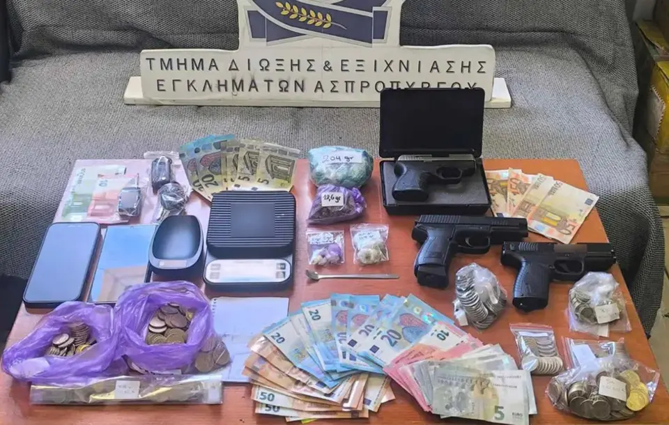 Σύλληψη 33χρονου στο Περιστέρι για ναρκωτικά, όπλα και πλαστά χαρτονομίσματα