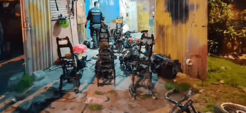 Desguazadero clandestino descubierto en Santa Fe: 10 motos robadas halladas en Bogotá