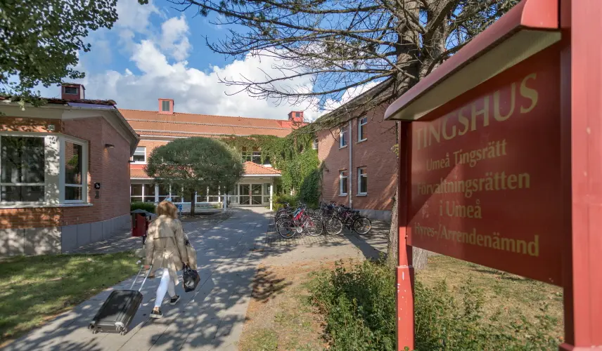 Tio års fängelse för tonåring bakom extremistbrott i Hässelby
