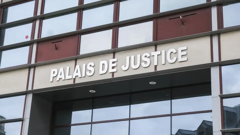 Une femme entre la vie et la mort après une agression au couteau à Laval