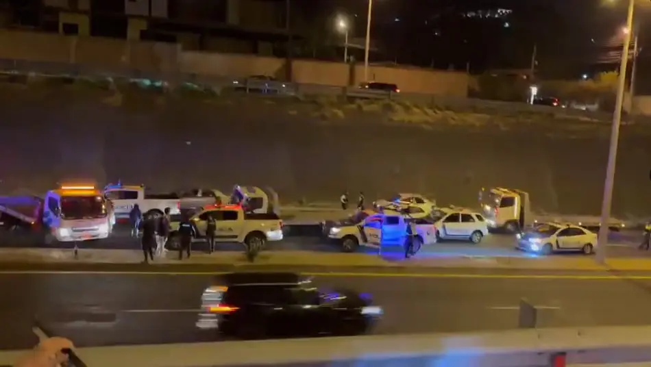 Balacera y persecución policial en Ruta Viva de Quito deja un detenido