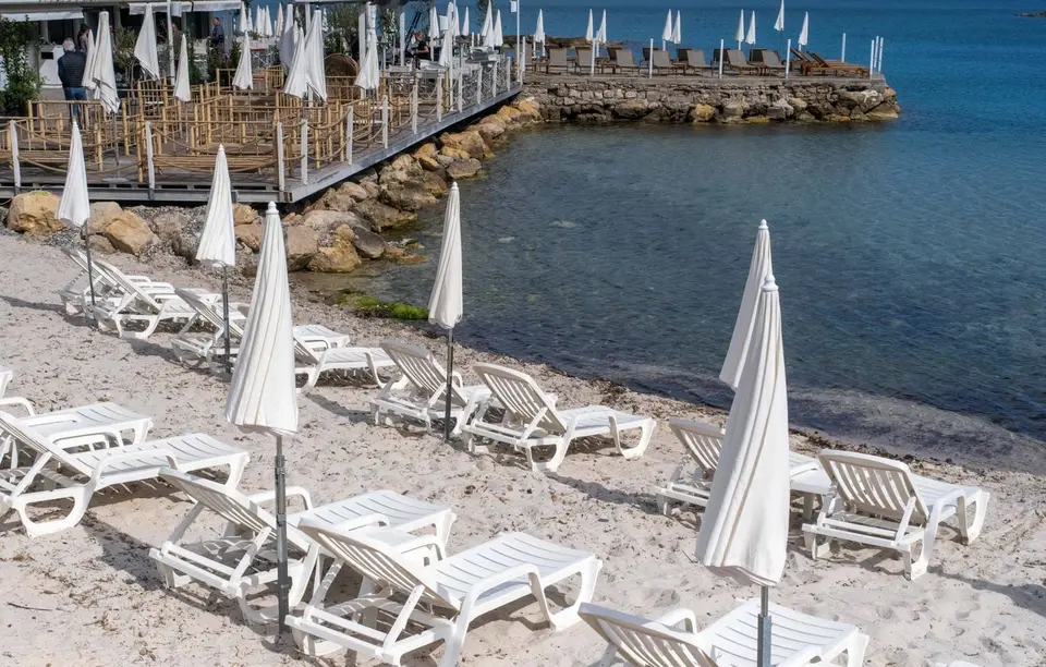 82-year-old man dies following dispute over deck chair at Vouliagmeni