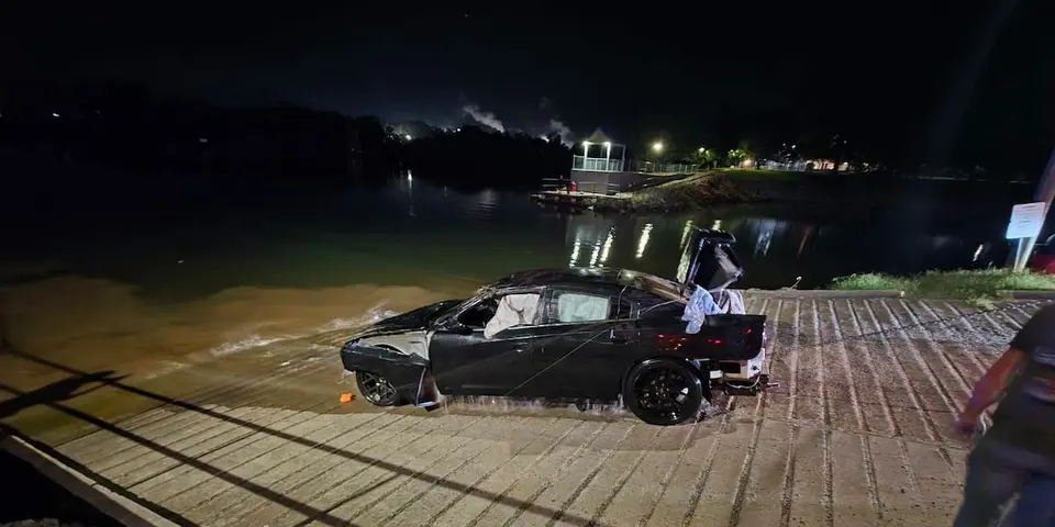 Driver arrested after plunging car into Tennessee River during high-speed chase