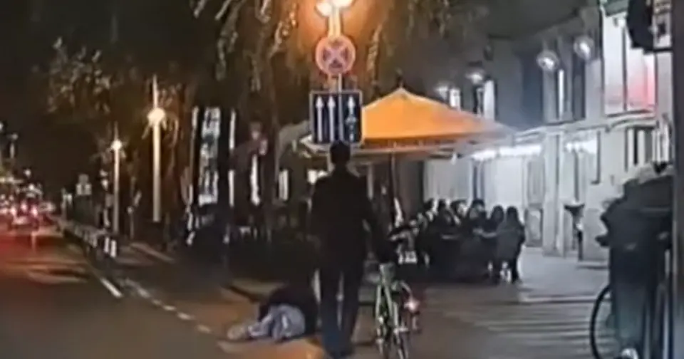 Részeg brit férfi ütött ájultra egy járókelőt Budapesten – szabadlábon védekezhet