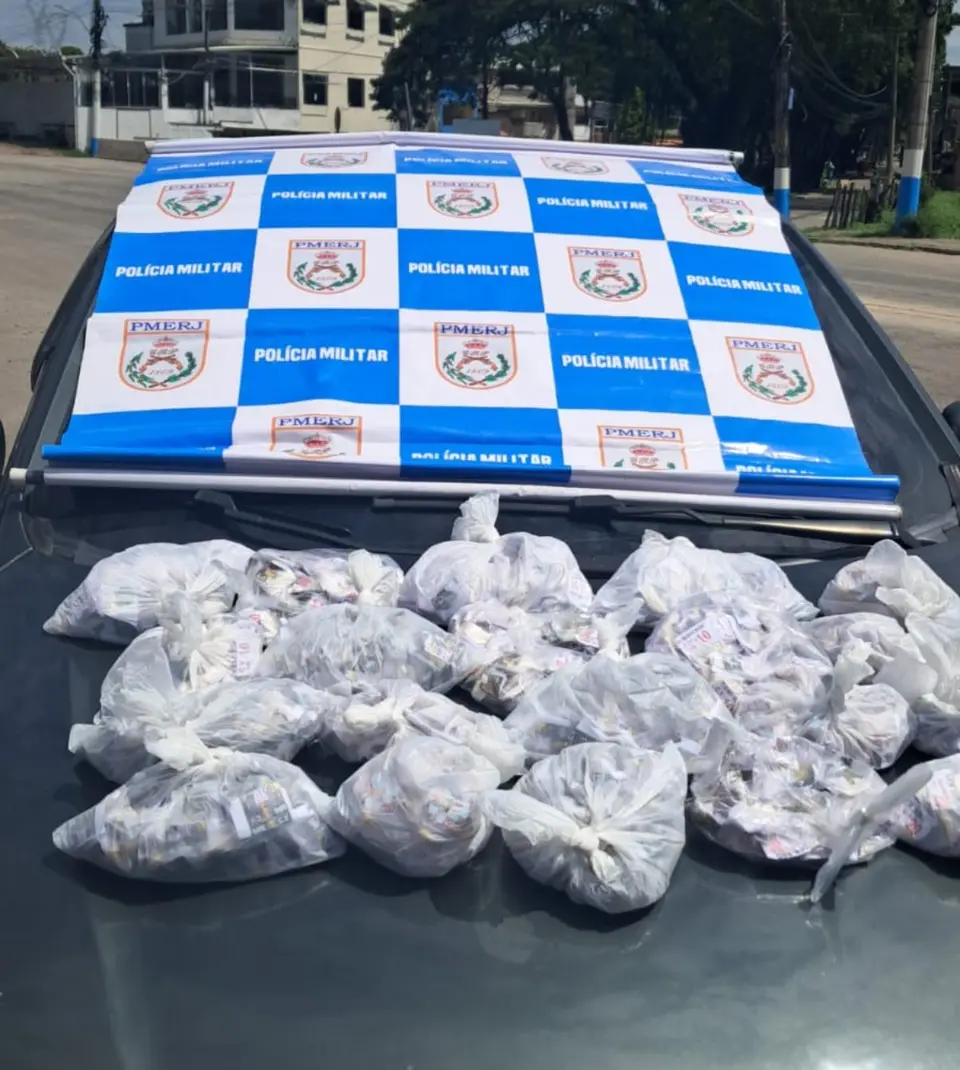 Motorista detido com 2.150 sacolés de drogas em rodovia de Paracambi