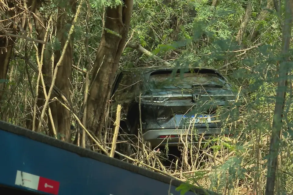 Man wanted for robbery hits couple on motorcycle in Campo Grande and arrested after crashing into tree