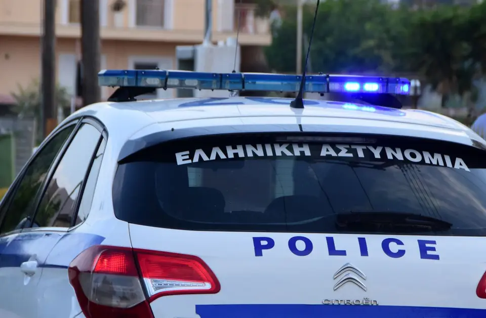 Εξάρθρωση απατεώνων στα Σπάτα: 6 συλλήψεις, 900 απόπειρες, λεία 240.000 ευρώ