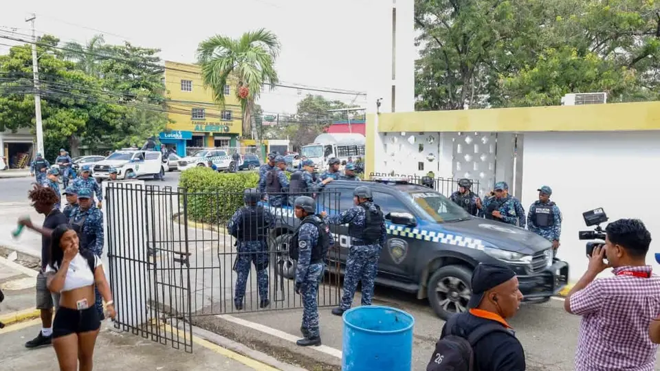 Fuerte presencia policial en entierro de joven abatido en Santiago
