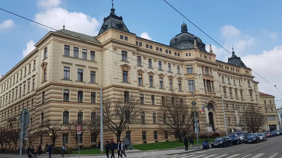 Matka a její přítel čelí obžalobě za smrt novorozence v Brně