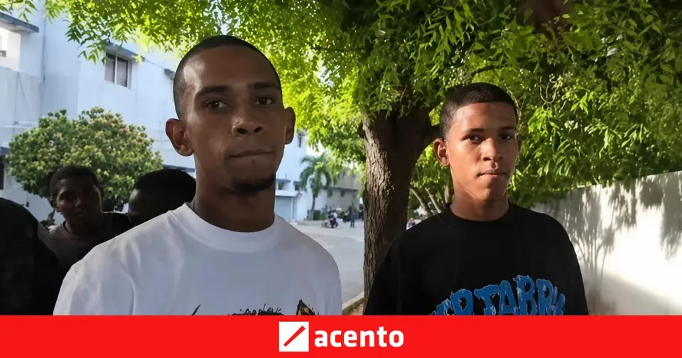 Dos jóvenes buscados por la Dicrim se entregan en Santo Domingo alegando obstáculos en Barahona