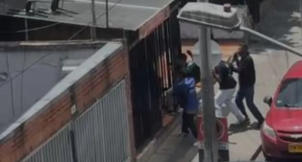 Intento de homicidio en Chapinero: seis sujetos atacaron a joven frente a la Universidad Católica