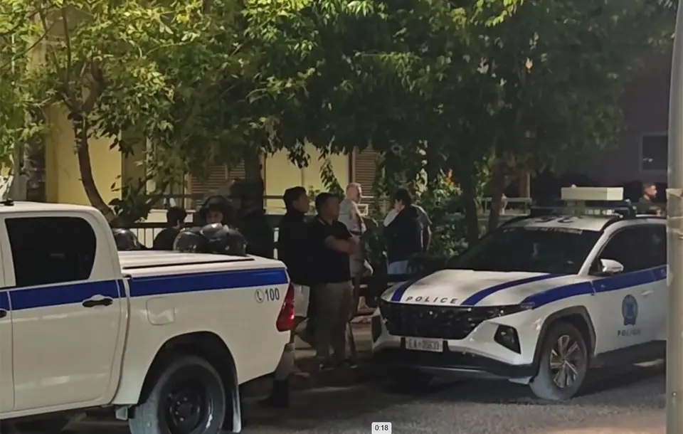 Ομηρία στη Νίκαια: Αστυνομικοί ακινητοποίησαν 49χρονο που κρατούσε τη σύζυγό του