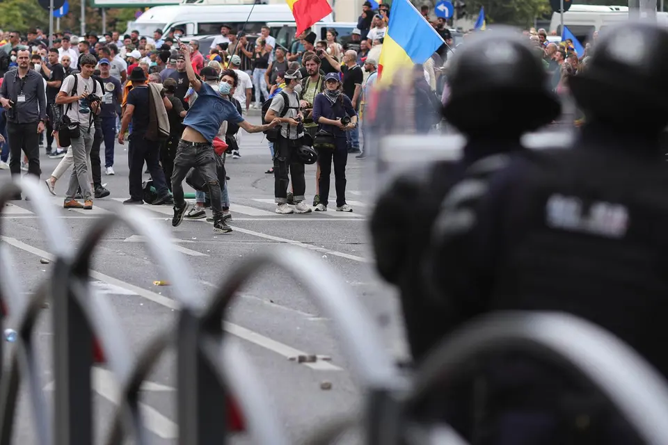 AUR neagă implicarea în violențele din Piața Victoriei: cei doi arestați nu mai sunt membri