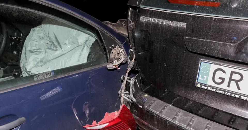 Vilniuje kiemuose apgadinti šeši automobiliai, vairuotojas pasišalino