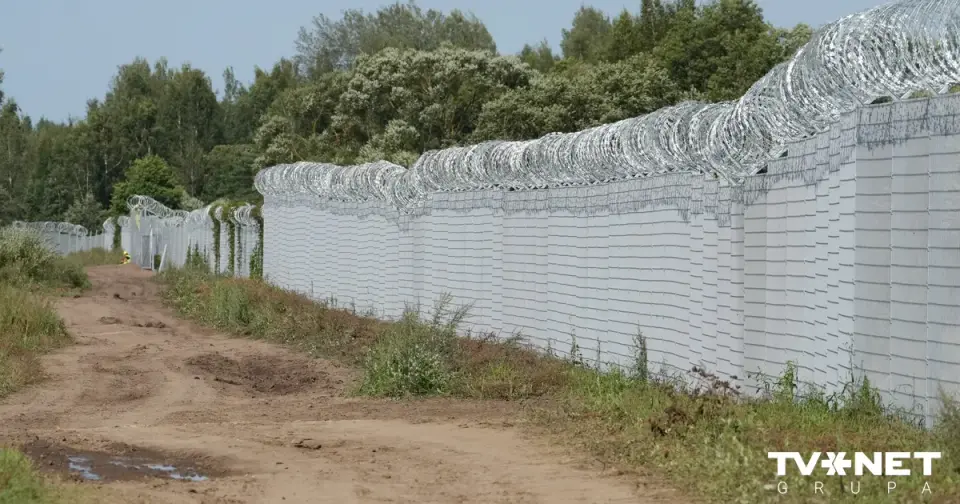 Divi kontrabandisti pieķerti, vedot nelikumīgos migrantus pāri robežai