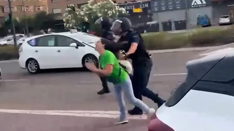 Policía antidisturbios declara ante jueza por empujón a profesora jubilada en Valencia