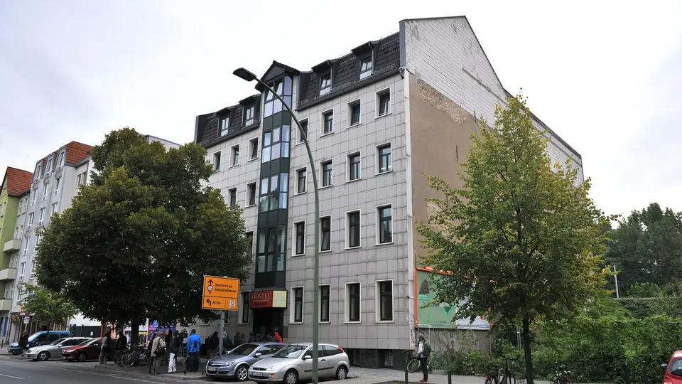 Großeinsatz in Berlin-Friedrichshain: Bauarbeiter mit Urin attackiert, sechs Personen in Gewahrsam