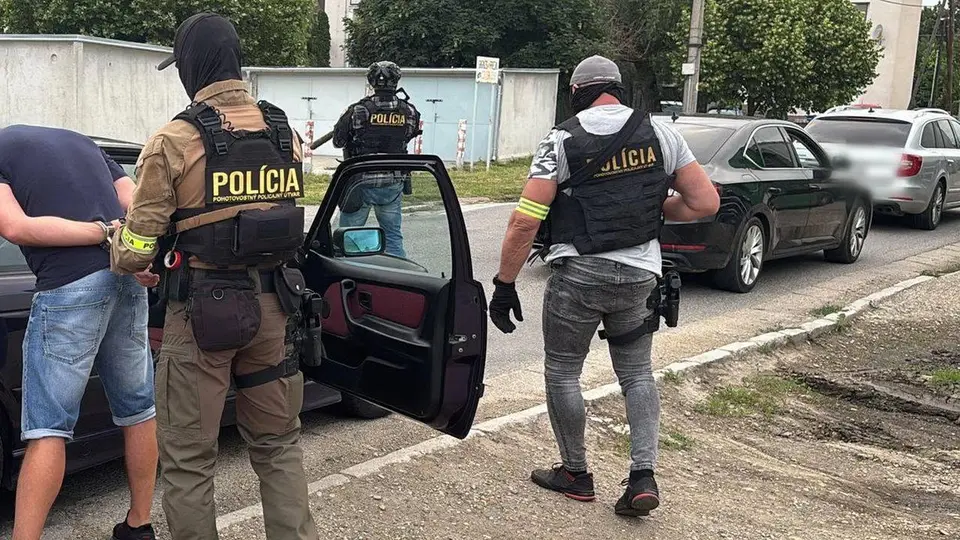 Štyria ľudia čelia obvineniu po protidrogovom zásahu Kuriér