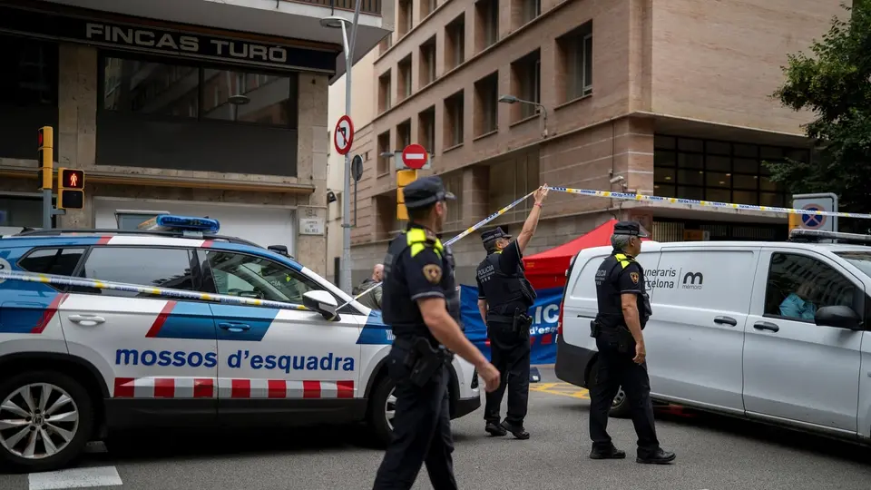 Un hombre muere tiroteado frente a una comisaría en el centro de Barcelona