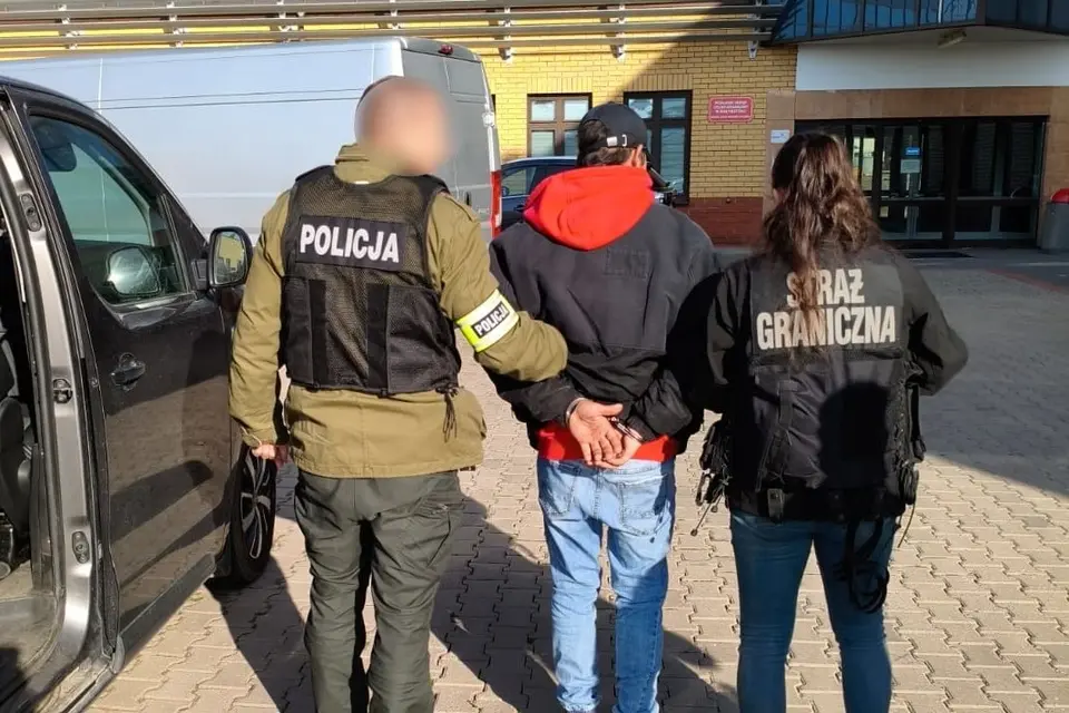 Unconditional imprisonment for cigarette smuggling using weather balloons across border