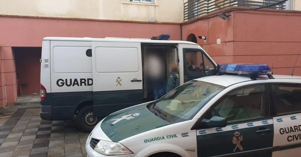 Detenido en Cangas el hombre que cortó el cuello a otro con una navaja