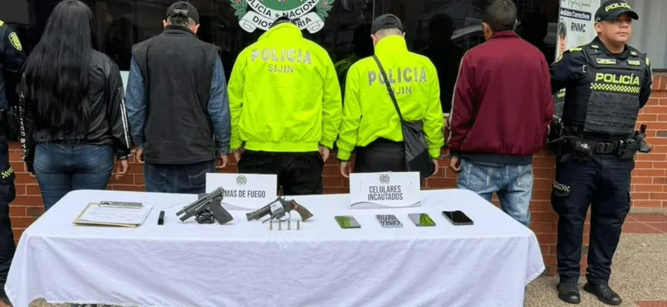 Cinco falsos policías capturados en Bosa con armas y uniformes para robar viviendas